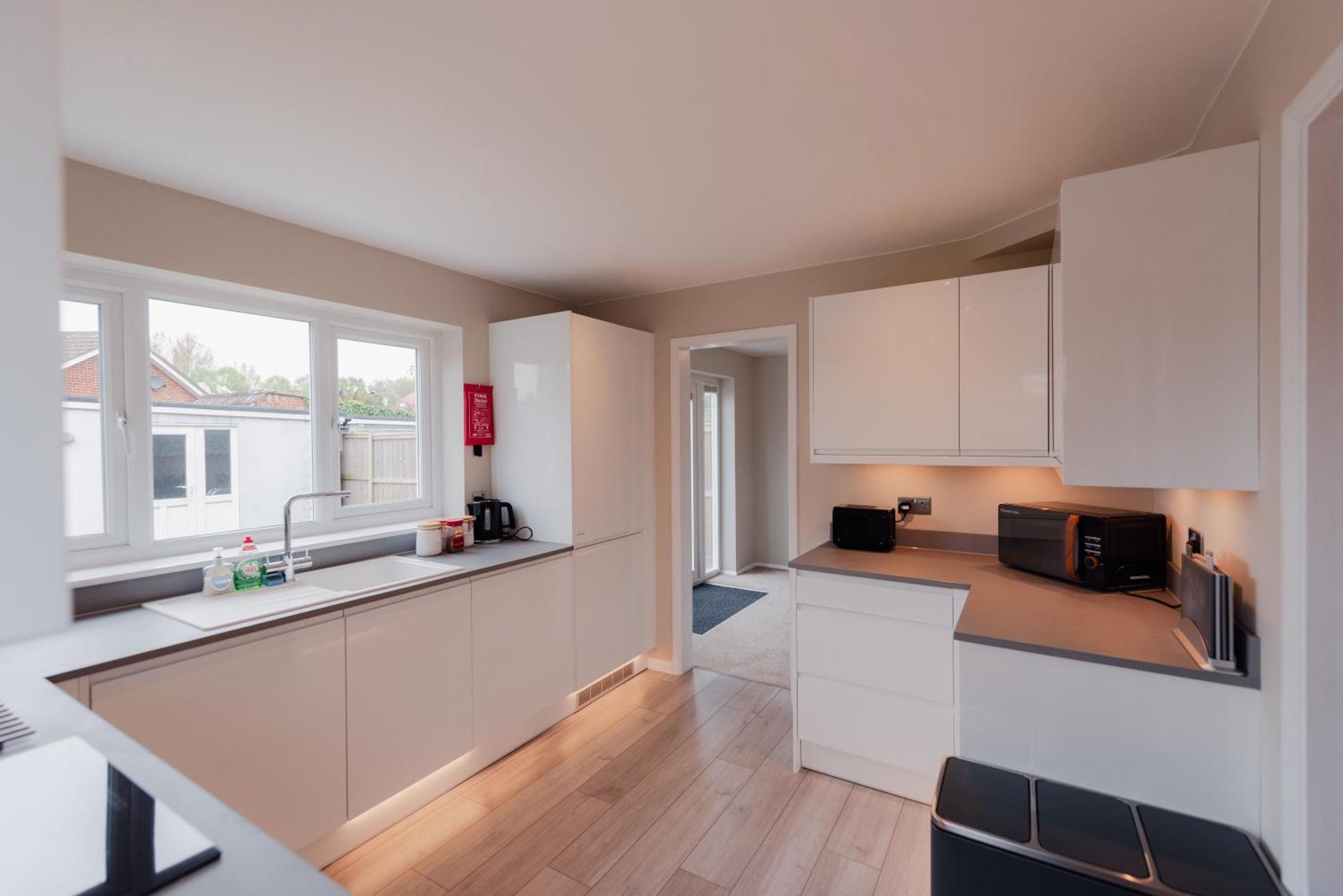 Luxury Recently Renovated 3 Bedroom In Kent Apartment *